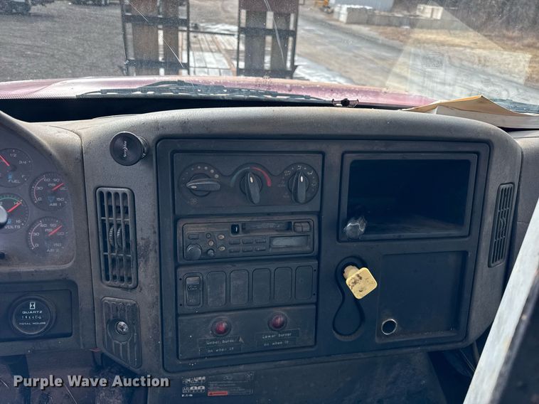 image for item OG9862 2004 International  7500 oil distributor truck