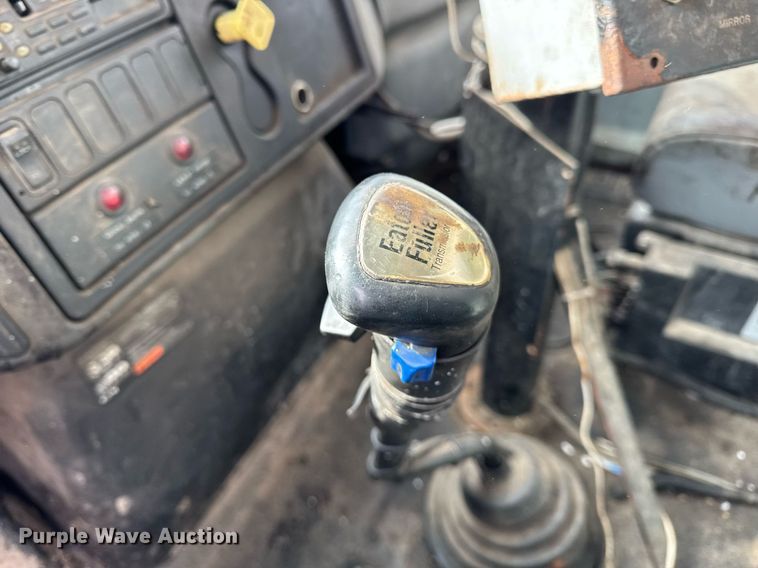 image for item OG9862 2004 International  7500 oil distributor truck