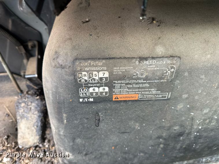 image for item OG9862 2004 International  7500 oil distributor truck