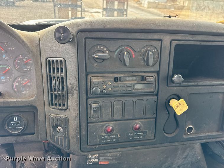 image for item OG9862 2004 International  7500 oil distributor truck