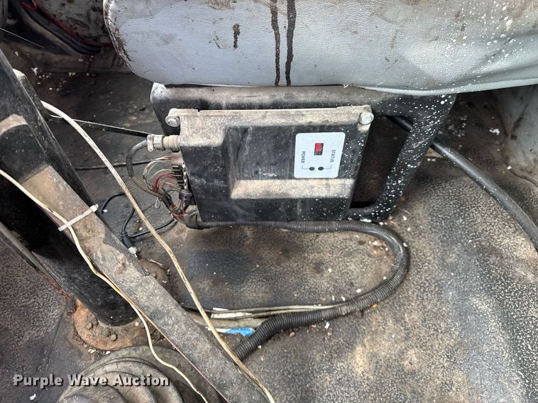 image for item OG9862 2004 International  7500 oil distributor truck