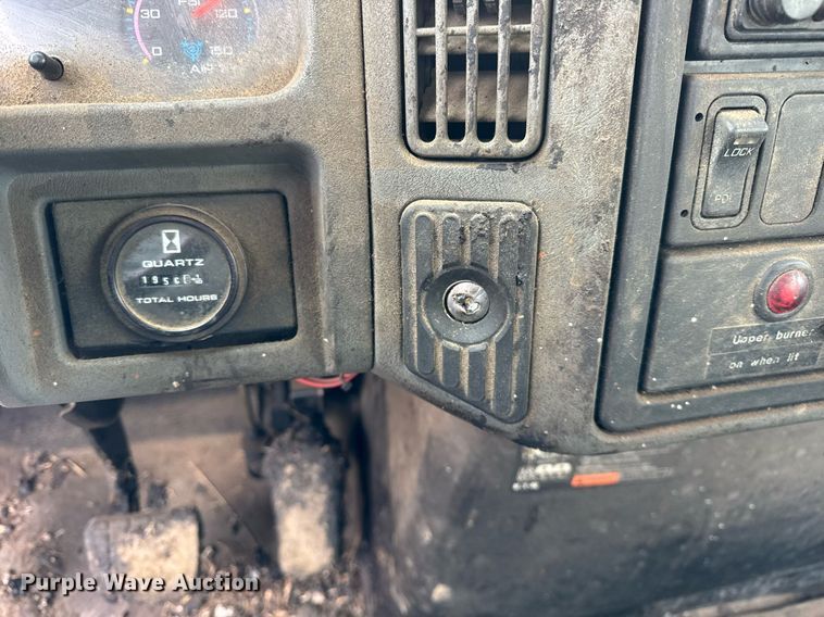 image for item OG9862 2004 International  7500 oil distributor truck