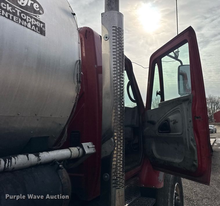 image for item OG9862 2004 International  7500 oil distributor truck