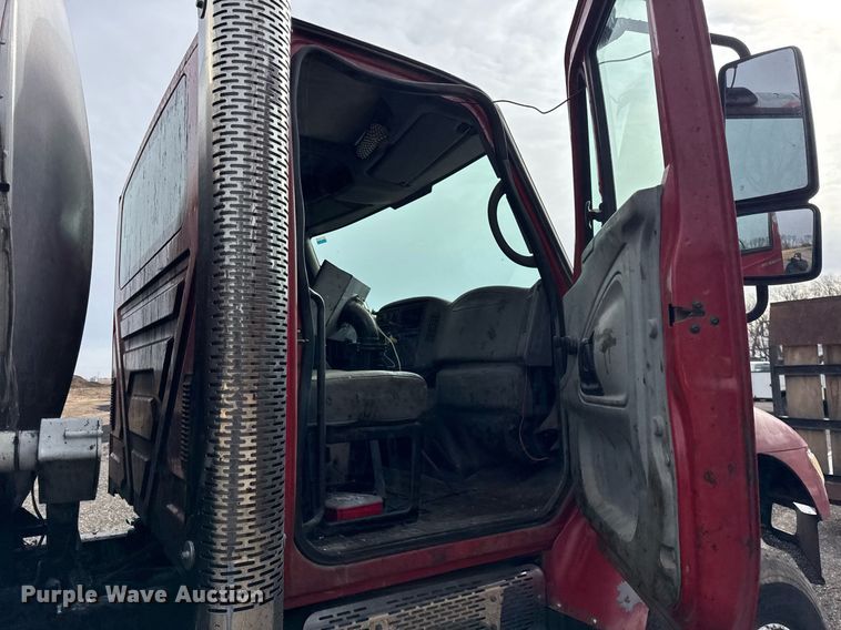 image for item OG9862 2004 International  7500 oil distributor truck