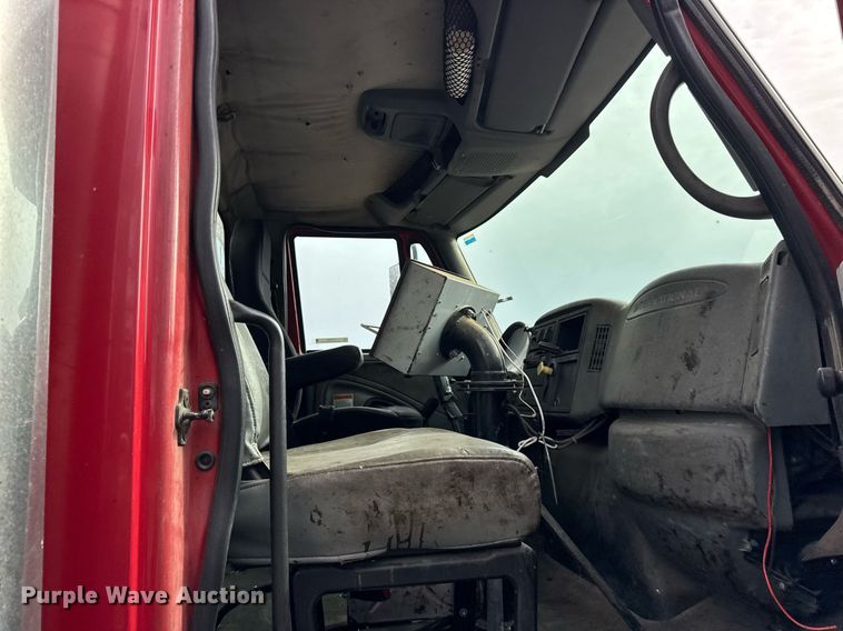 image for item OG9862 2004 International  7500 oil distributor truck