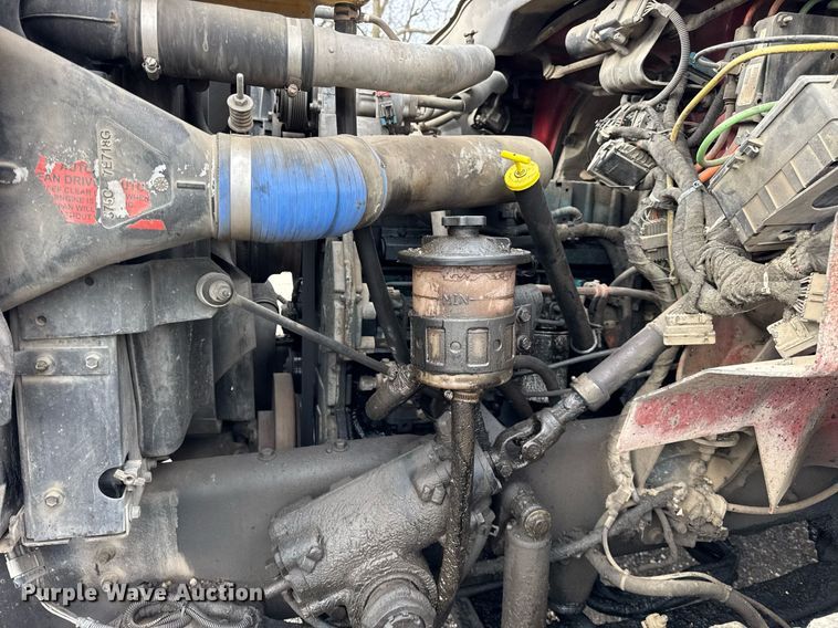 image for item OG9862 2004 International  7500 oil distributor truck