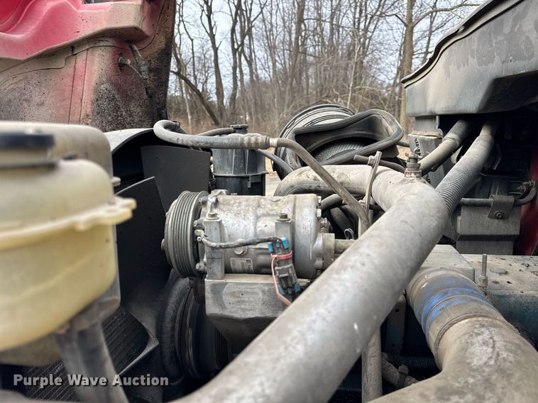 image for item OG9862 2004 International  7500 oil distributor truck