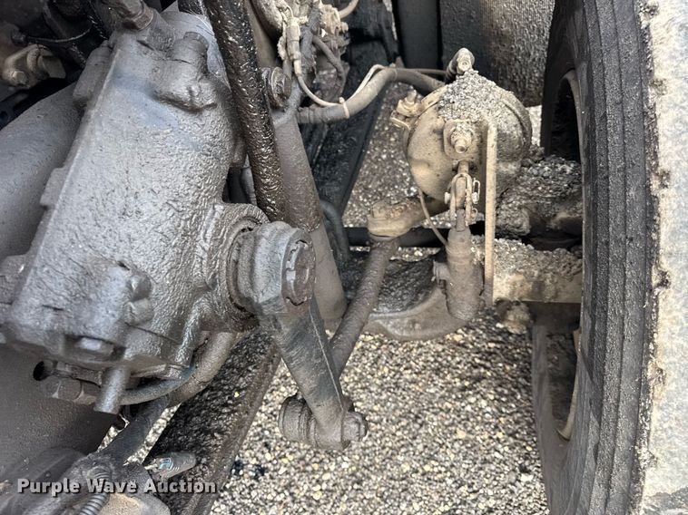 image for item OG9862 2004 International  7500 oil distributor truck