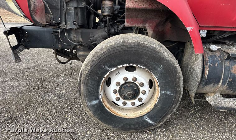 image for item OG9862 2004 International  7500 oil distributor truck