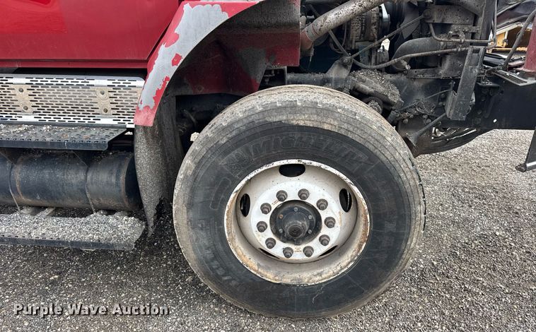 image for item OG9862 2004 International  7500 oil distributor truck