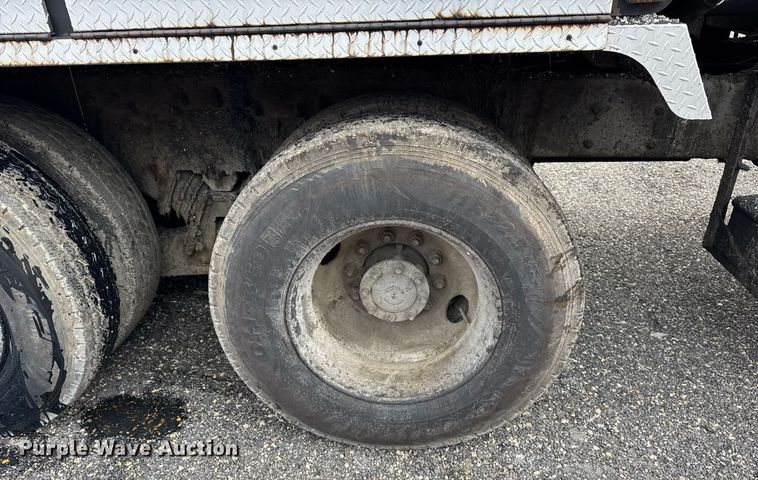 image for item OG9862 2004 International  7500 oil distributor truck