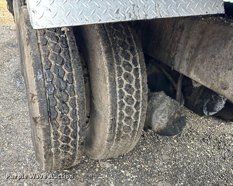 image for item OG9862 2004 International  7500 oil distributor truck