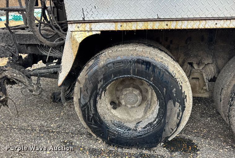 image for item OG9862 2004 International  7500 oil distributor truck