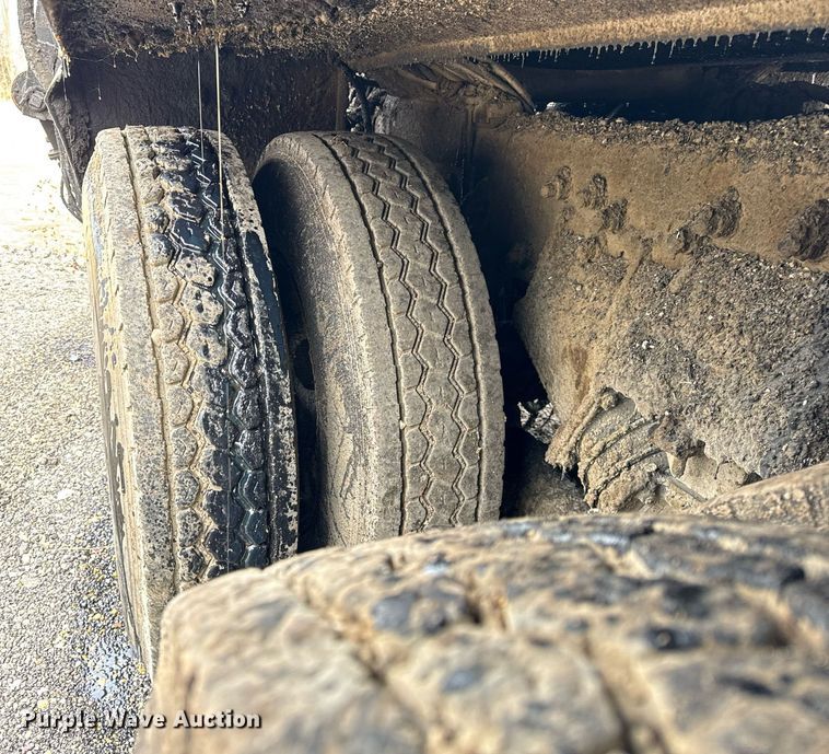 image for item OG9862 2004 International  7500 oil distributor truck