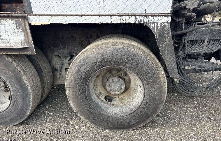 image for item OG9862 2004 International  7500 oil distributor truck