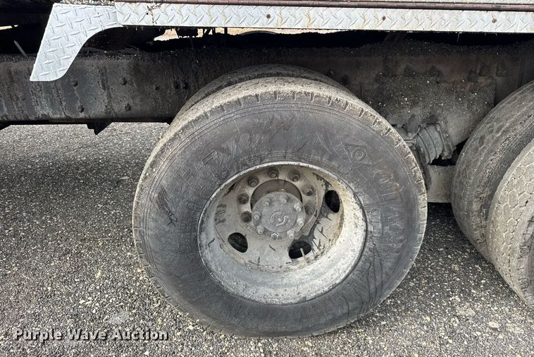 image for item OG9862 2004 International  7500 oil distributor truck