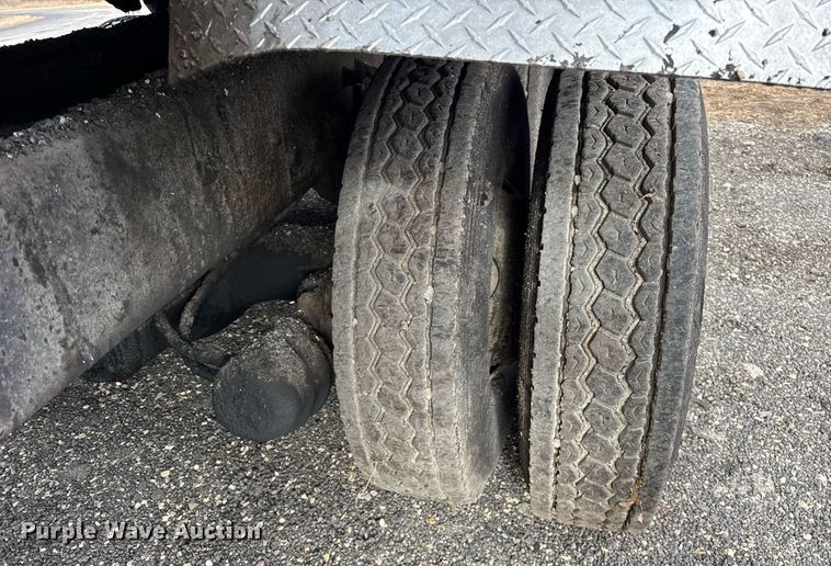 image for item OG9862 2004 International  7500 oil distributor truck