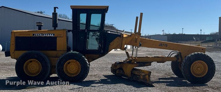 image for item DO0428 John Deere JD770 motor grader