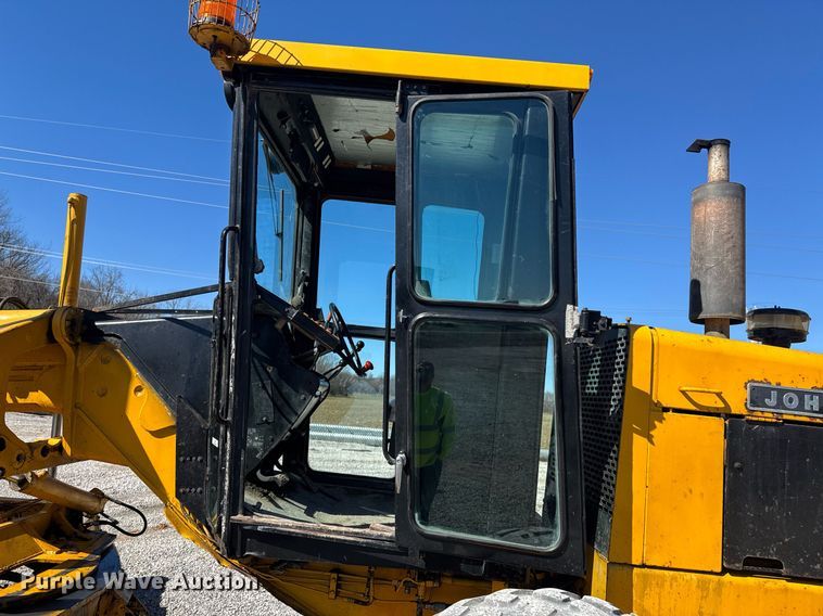 image for item DO0428 John Deere JD770 motor grader