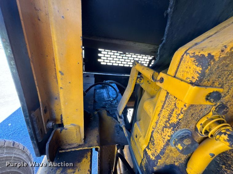 image for item DO0428 John Deere JD770 motor grader