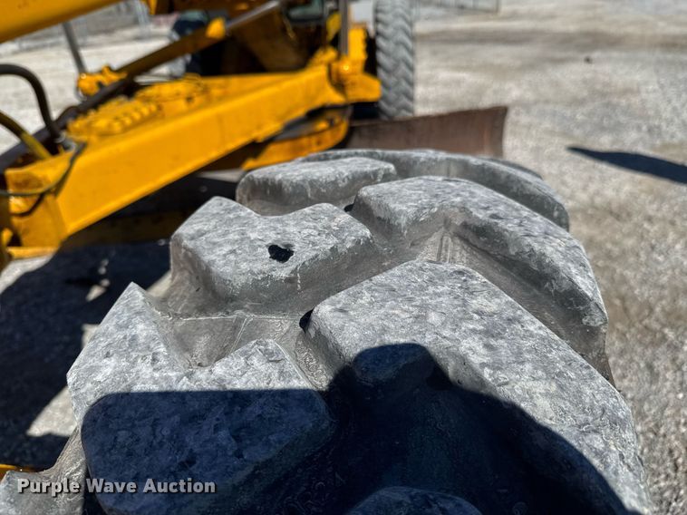 image for item DO0428 John Deere JD770 motor grader