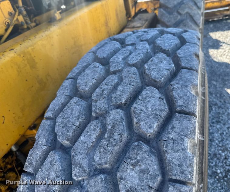 image for item DO0428 John Deere JD770 motor grader