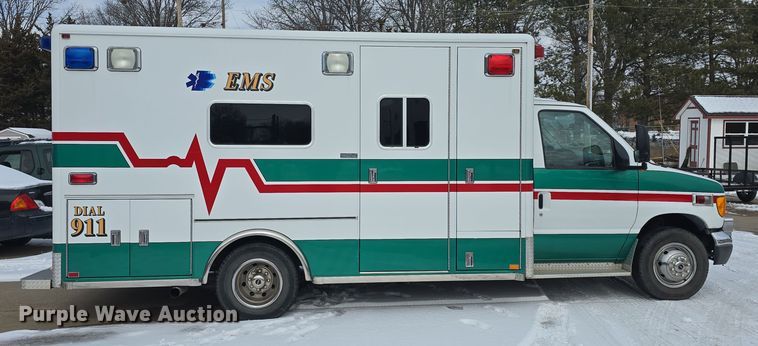 image for item DO7769 2006 Ford E450 ambulance
