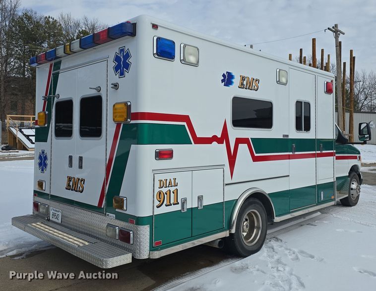 image for item DO7769 2006 Ford E450 ambulance