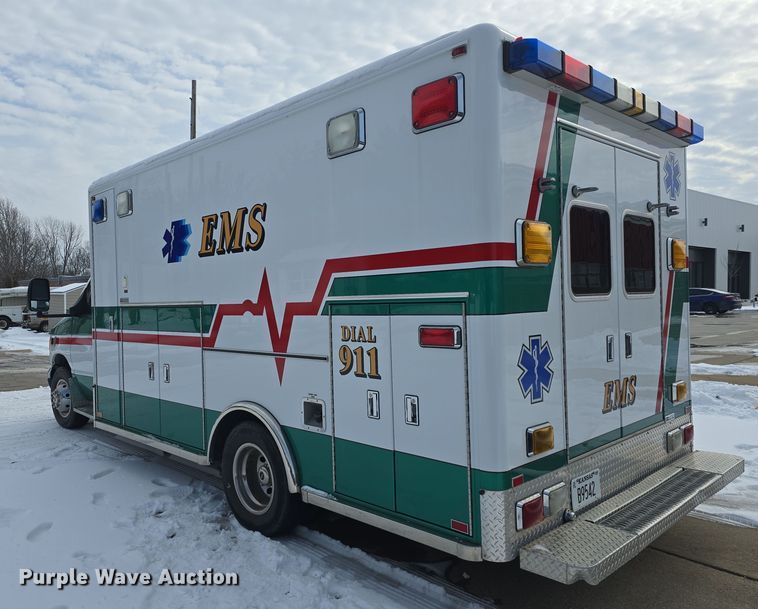 image for item DO7769 2006 Ford E450 ambulance
