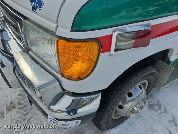 image for item DO7769 2006 Ford E450 ambulance