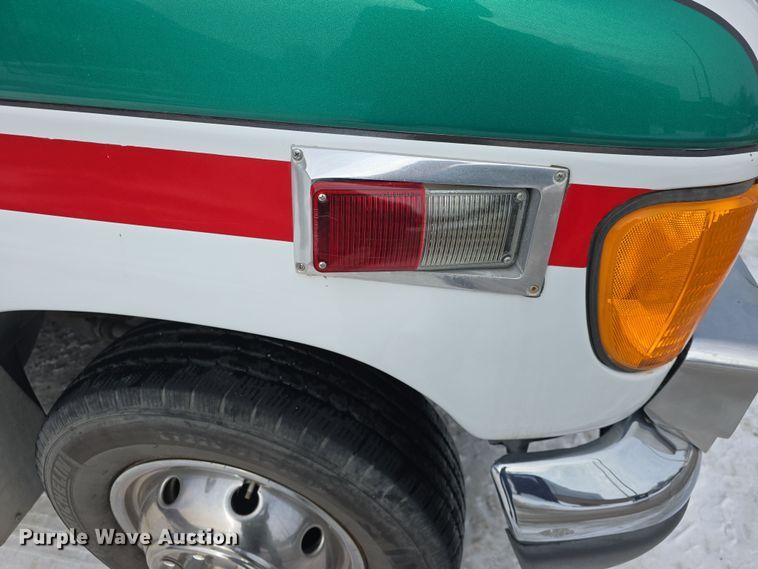 image for item DO7769 2006 Ford E450 ambulance
