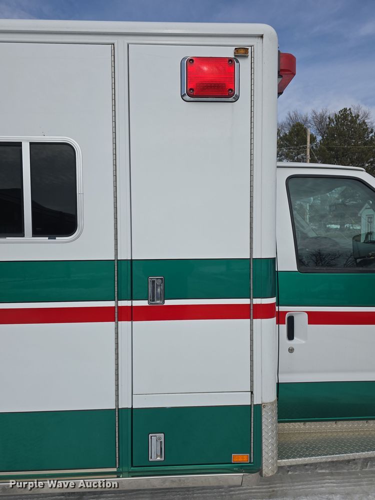 image for item DO7769 2006 Ford E450 ambulance