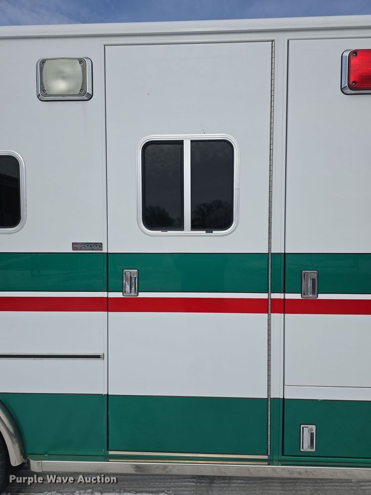 image for item DO7769 2006 Ford E450 ambulance
