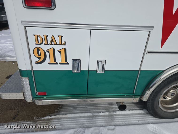 image for item DO7769 2006 Ford E450 ambulance