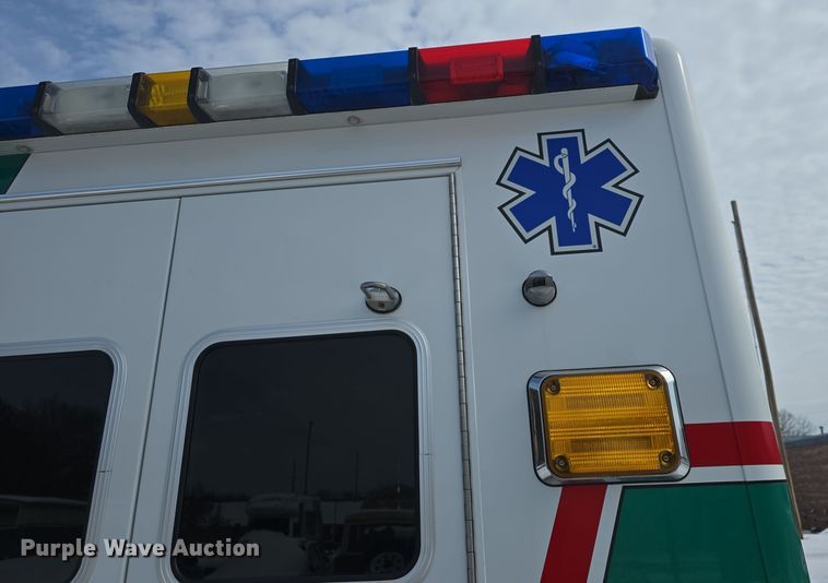 image for item DO7769 2006 Ford E450 ambulance