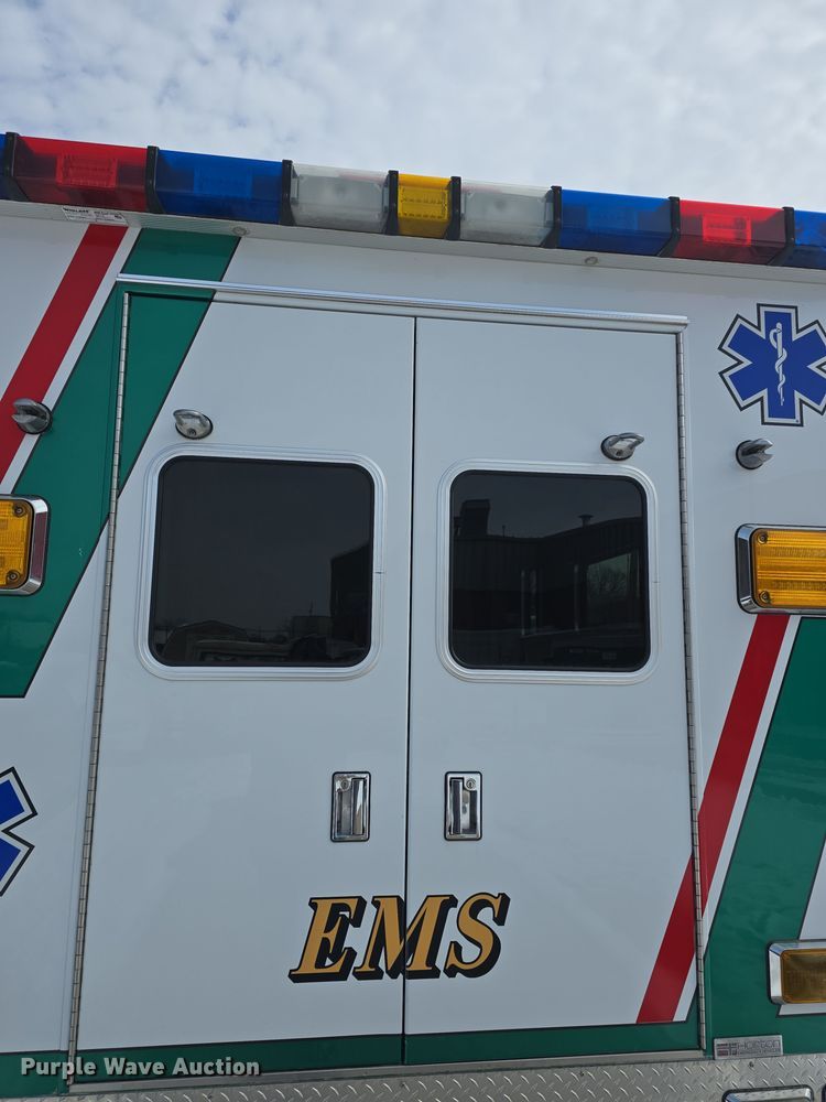 image for item DO7769 2006 Ford E450 ambulance
