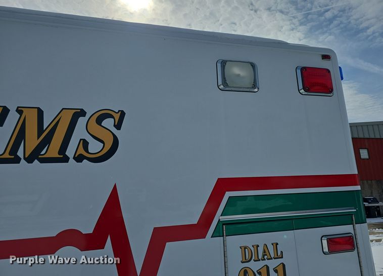 image for item DO7769 2006 Ford E450 ambulance