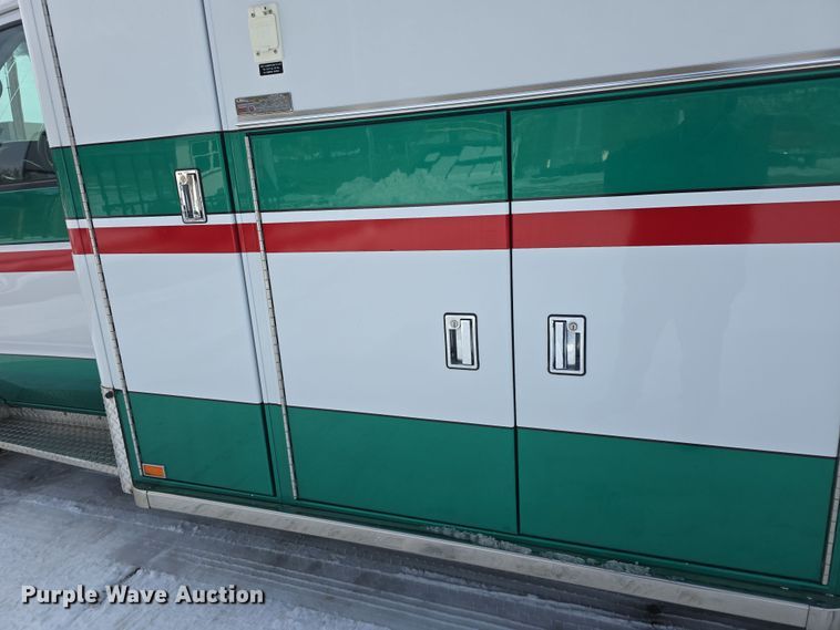 image for item DO7769 2006 Ford E450 ambulance