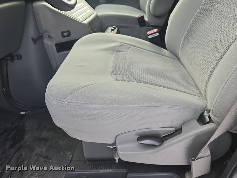 image for item DO7769 2006 Ford E450 ambulance