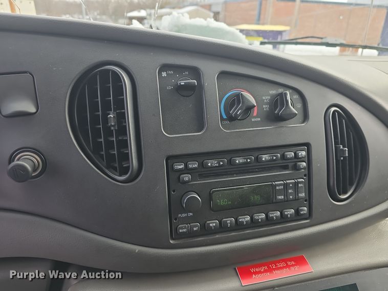 image for item DO7769 2006 Ford E450 ambulance