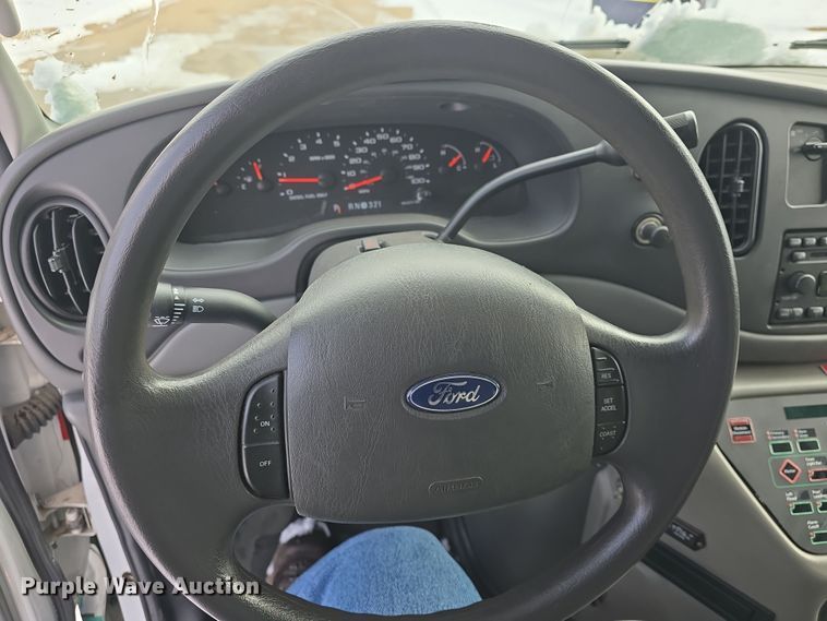 image for item DO7769 2006 Ford E450 ambulance