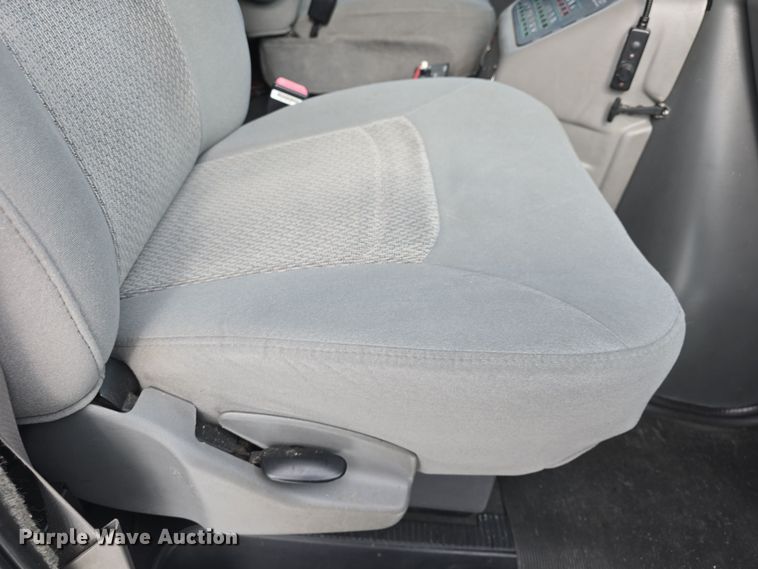 image for item DO7769 2006 Ford E450 ambulance