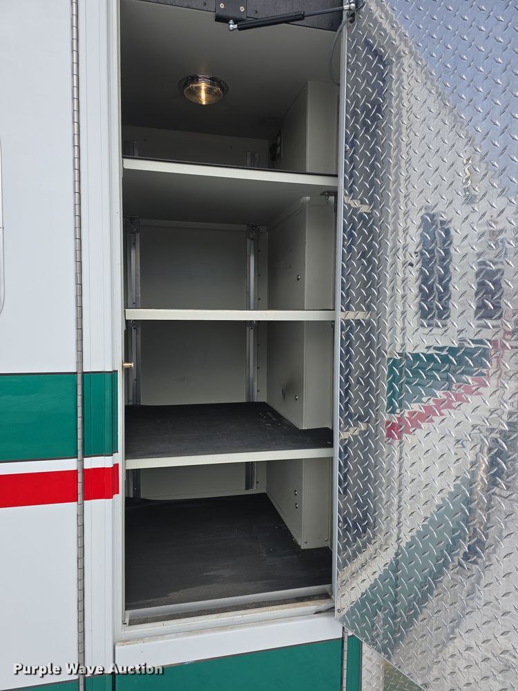 image for item DO7769 2006 Ford E450 ambulance