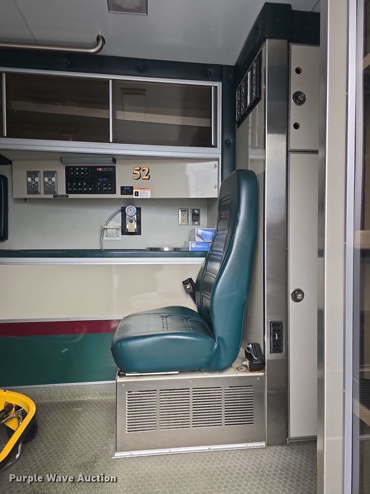 image for item DO7769 2006 Ford E450 ambulance