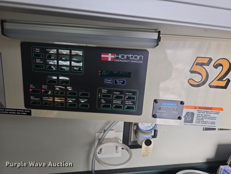 image for item DO7769 2006 Ford E450 ambulance