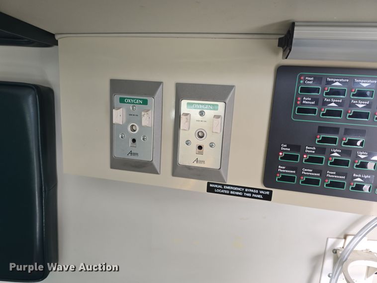 image for item DO7769 2006 Ford E450 ambulance