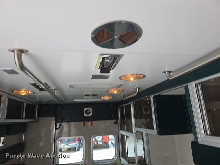 image for item DO7769 2006 Ford E450 ambulance