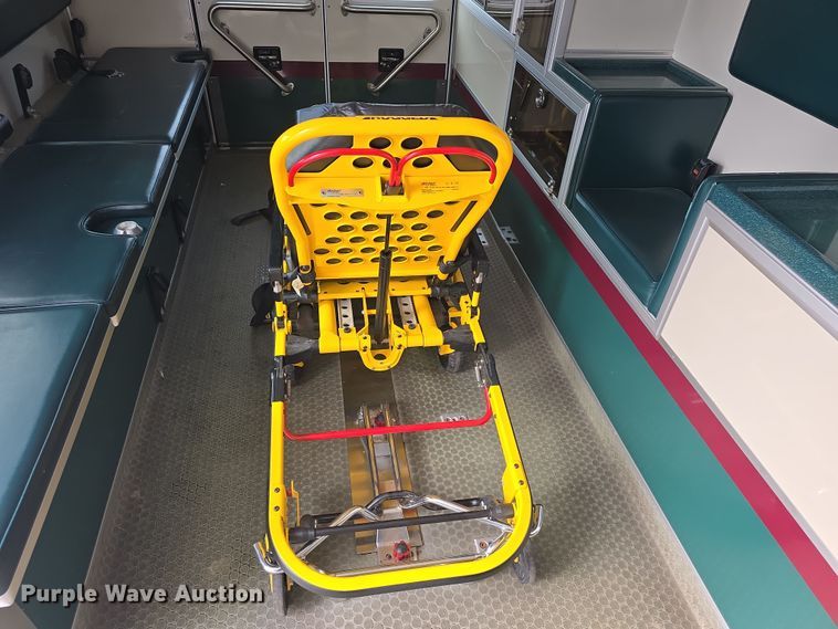 image for item DO7769 2006 Ford E450 ambulance