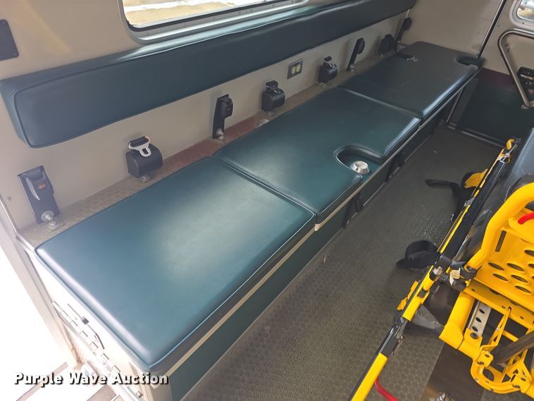 image for item DO7769 2006 Ford E450 ambulance