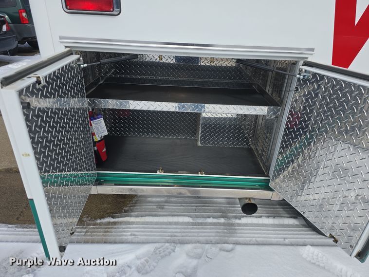 image for item DO7769 2006 Ford E450 ambulance